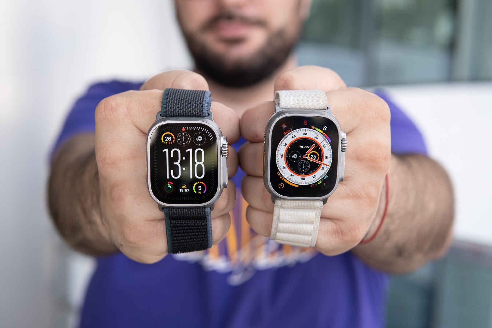  2つのApple Watch Ultraを保持している人の画像2 