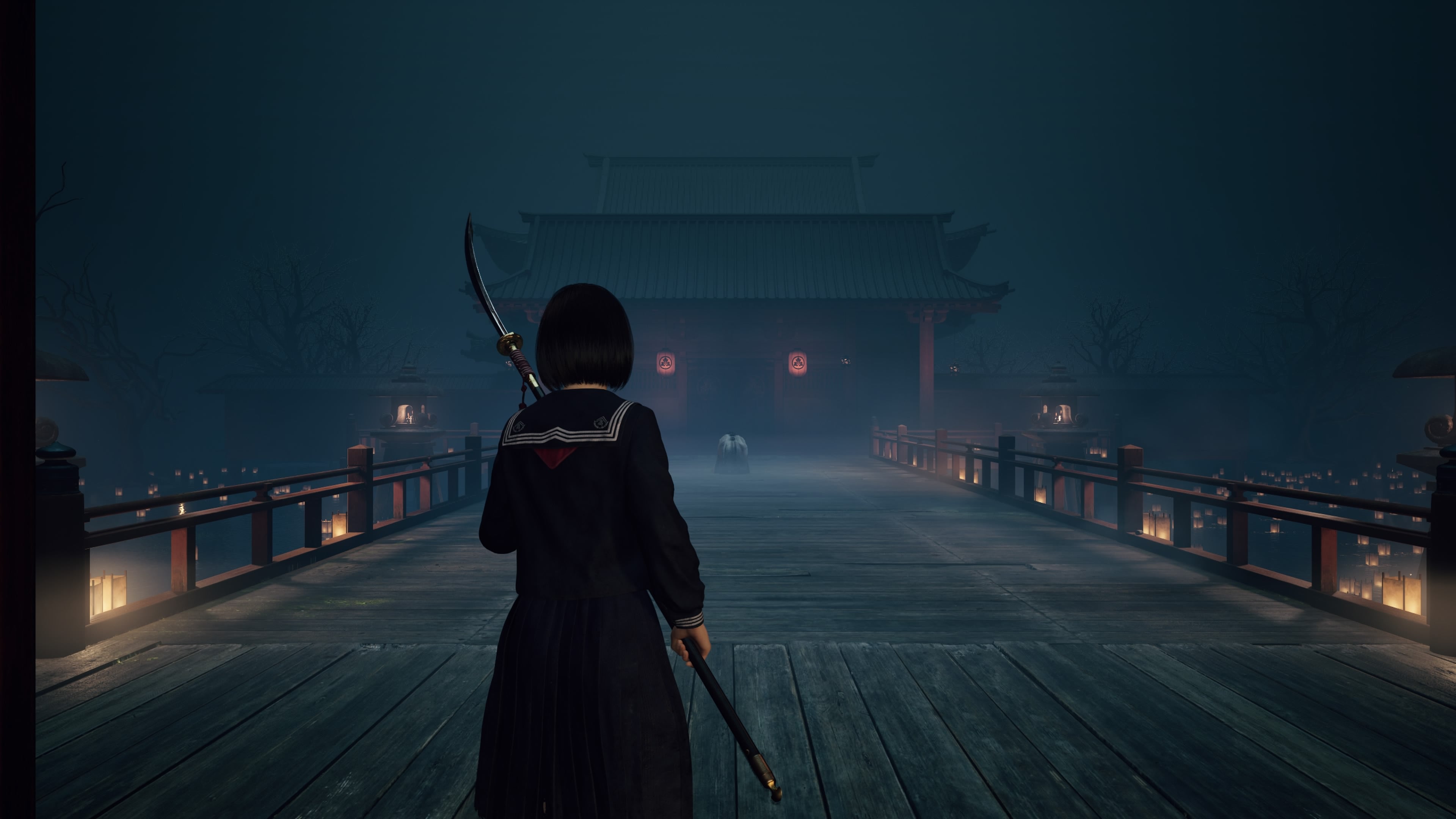 hinakoは、長い武器を保持している日本の寺院の前に立っています。姿が距離にある木製の板に丸くなります。 height = 1920&fit = bounds&quality = 70&format = jpg&auto = webp 
